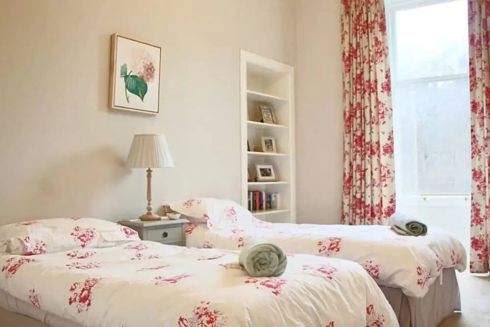 Classic 2 Bedroom Edinburgh Flat - main photo