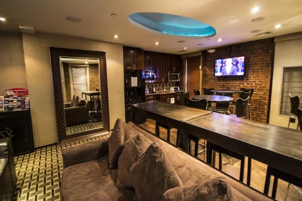 Broadway Hotel and Hostel - photo 19