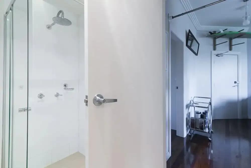 Sleek Contemporary Bondi Beachside Apartment - photo 9
