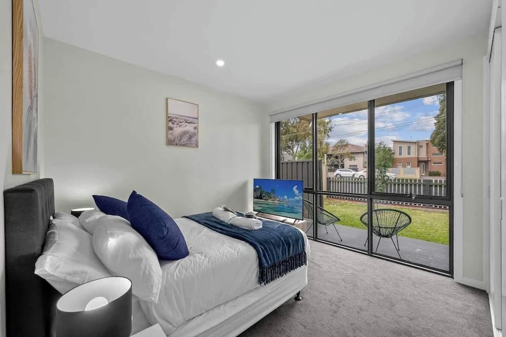 Luxurious 3-bedroom Townhouse in Charming Maidstone 7 KM TO CBD - photo 3