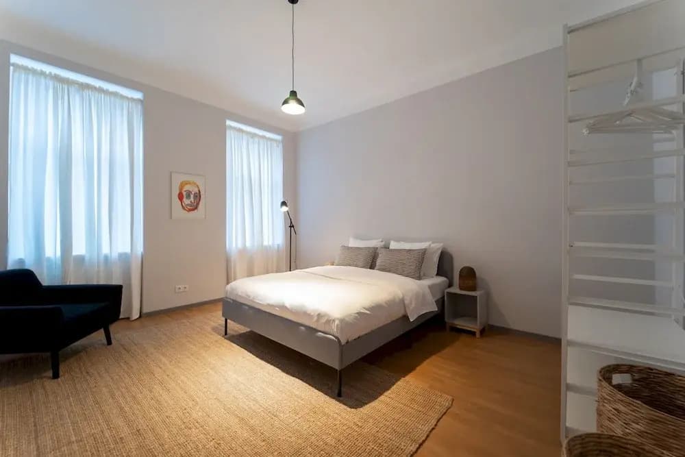 Spacious 2bdr Apt in Beautiful Neighborhood - photo 4