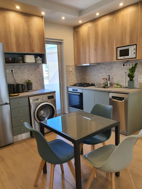 Tony's suite with parking - photo 16