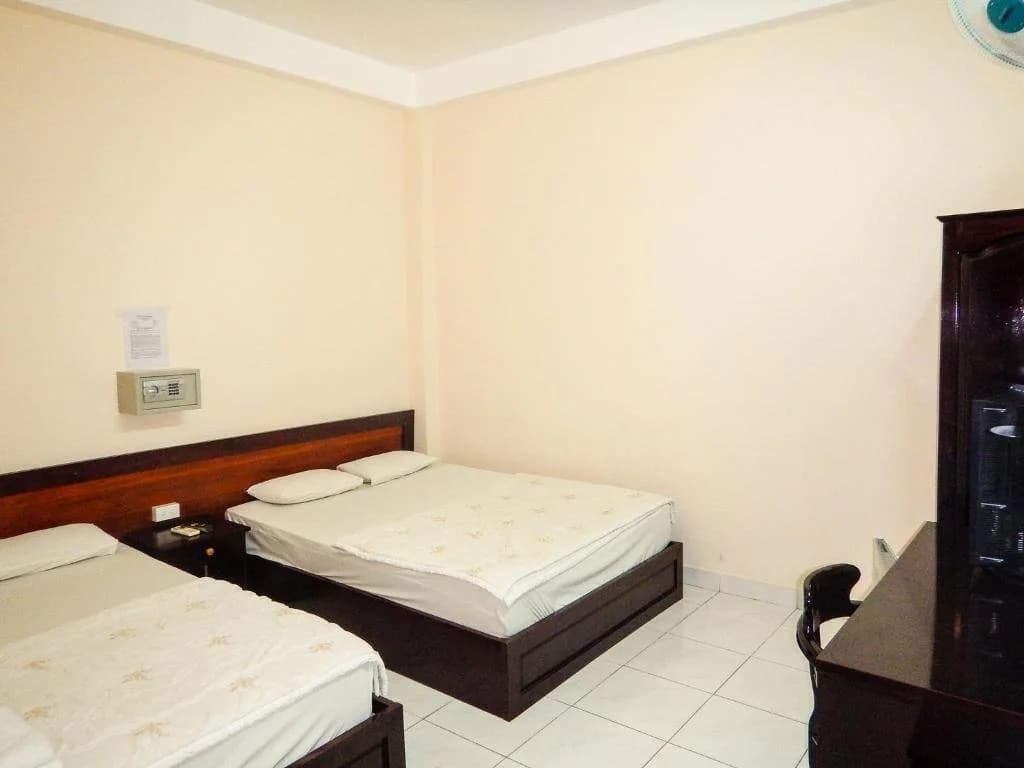 Yellow Hotel - photo 2