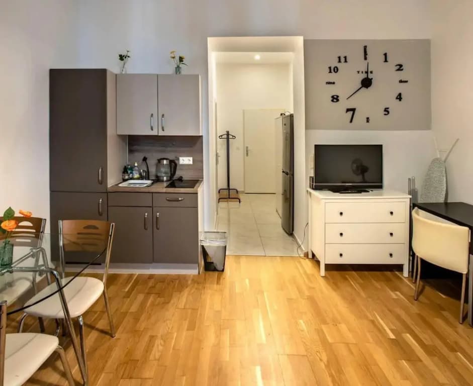Cozy Designer 1BD Apartment in Heart of Vienna - photo 9