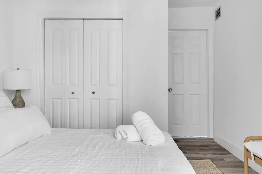 Stylish & Modern 4BD Home - photo 50