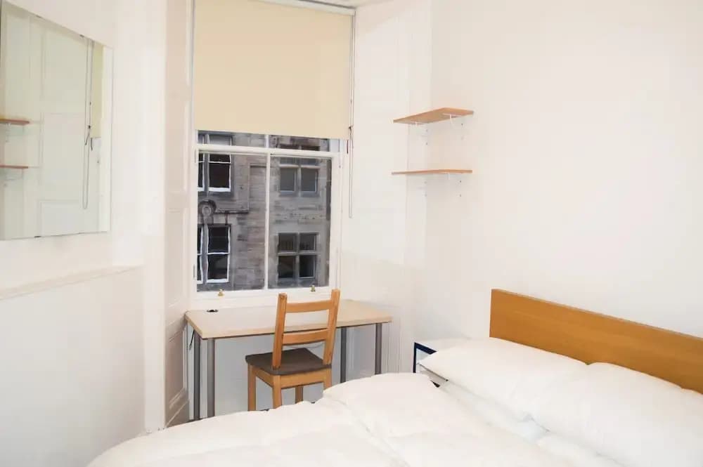 Spacious 3 Bedroom Flat in Marchmont - photo 15