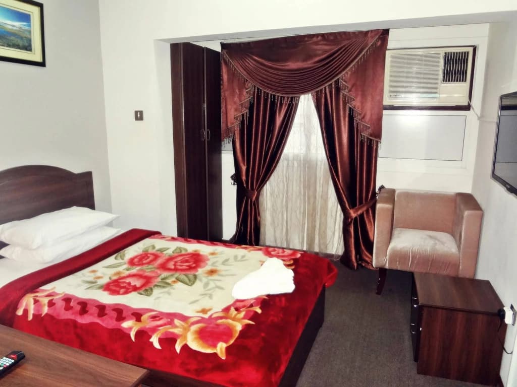 OYO 152 Lapaz Hotel - photo 2