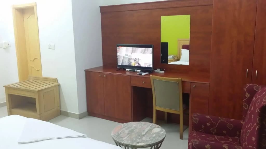 Savoy Inn Hotel - photo 4