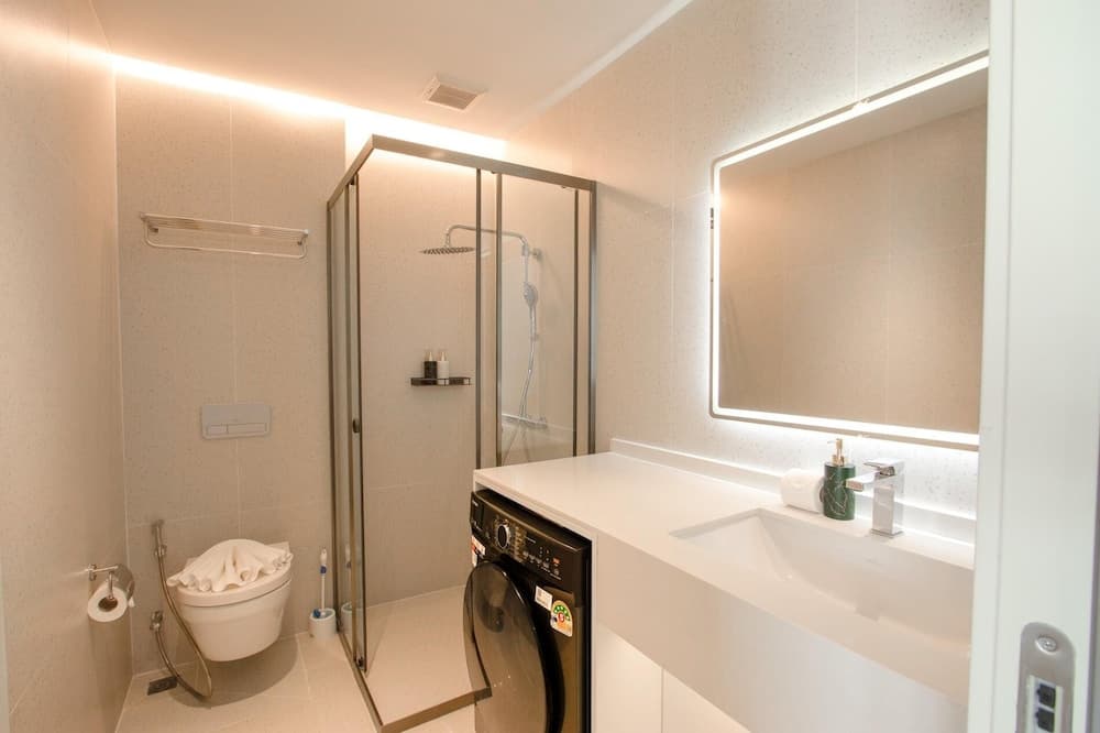 Unit 2303 Beachfront Pool-facing + Sea View - photo 19