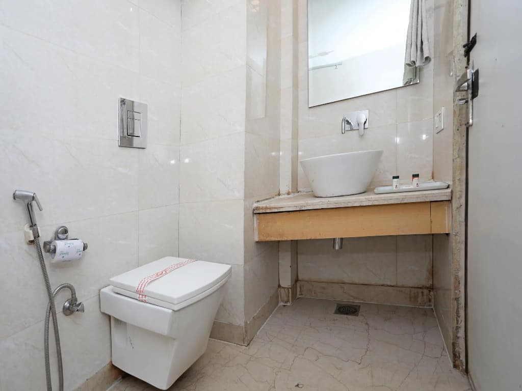 Oyo Capital O 11357 Hotel benz international - photo 8