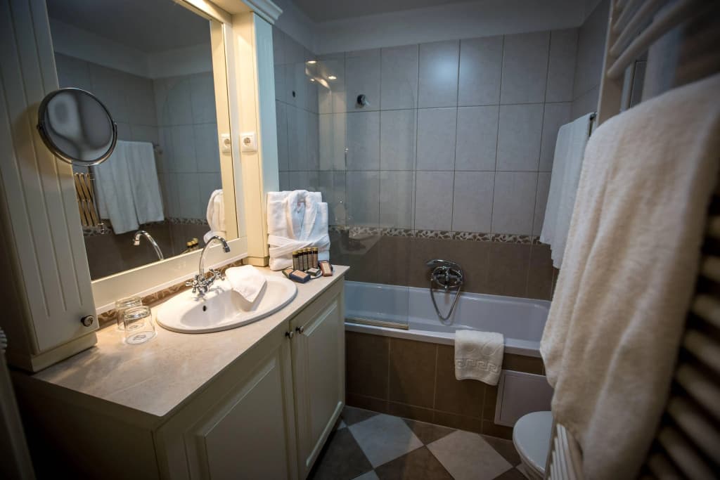 Queen's Court Hotel & Residence - photo 8