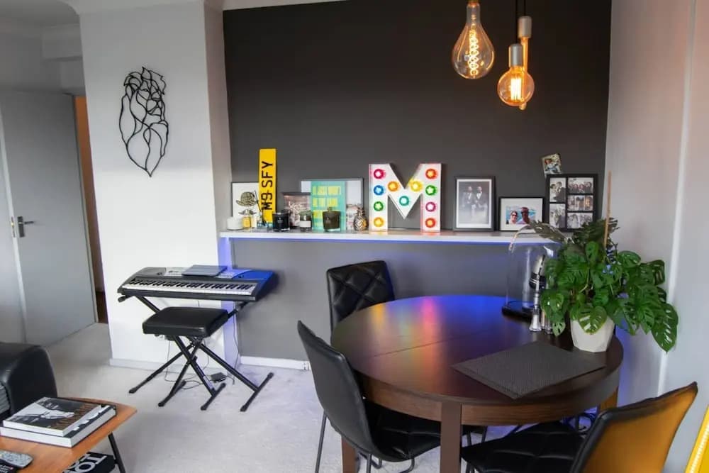 Quirky Urban Flat with Impressive Panoramic Views - photo 11