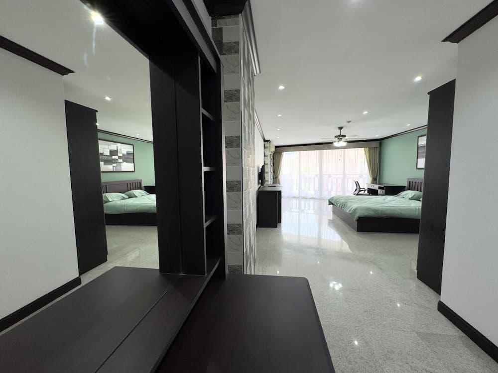 Spacious 2BR Condo - 3 Balconies & Green Views - photo 4