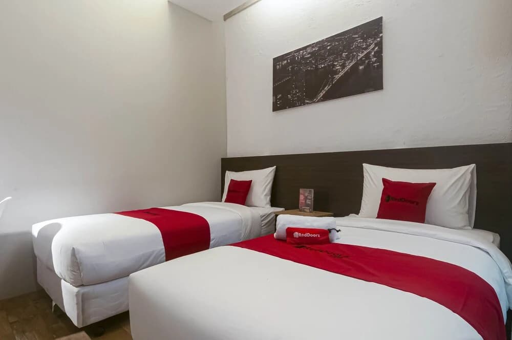RedDoorz Plus near Gandaria City Mall 2 - photo 3