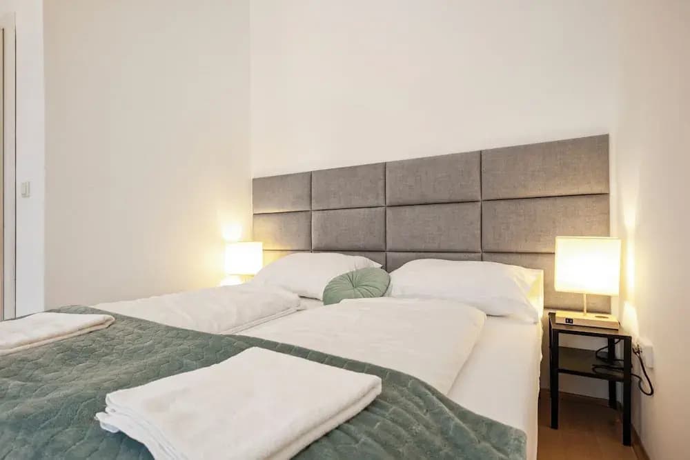 2BR Apt Near Stadthalle - photo 1