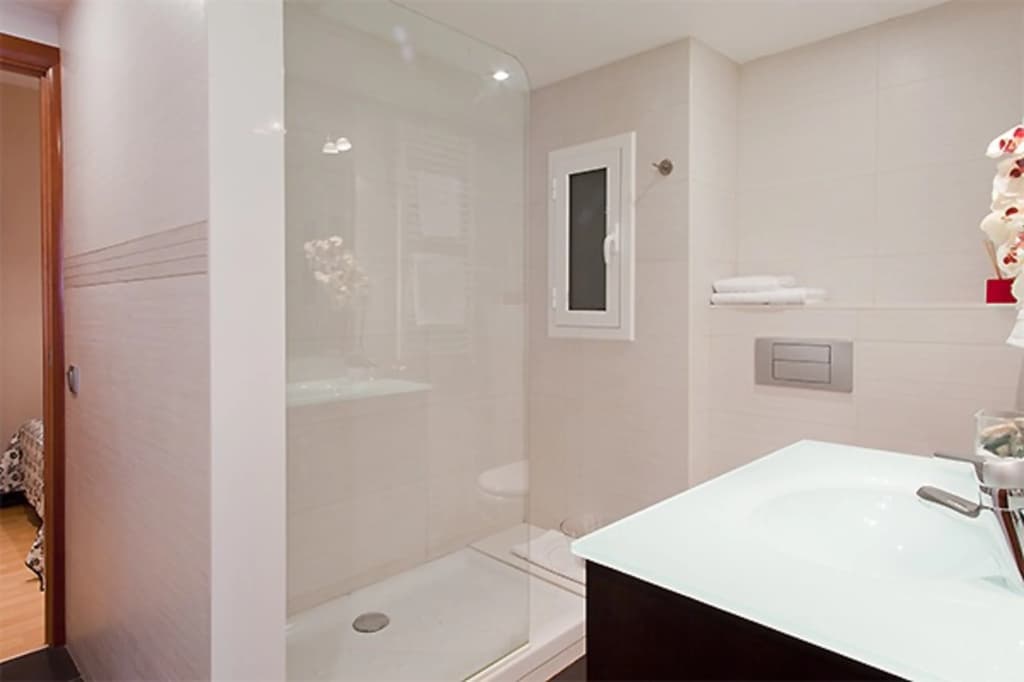 Charming 3BR & sunny Terrace in Eixample - Noname - photo 8
