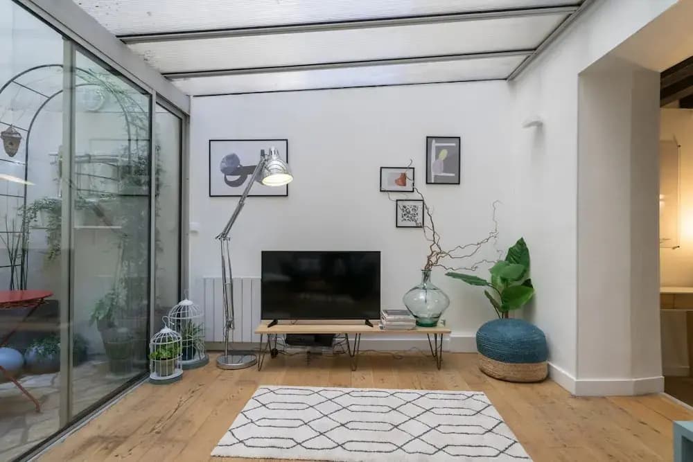Chic Apartment With Patio - 2br/6p - Le Marais - photo 7