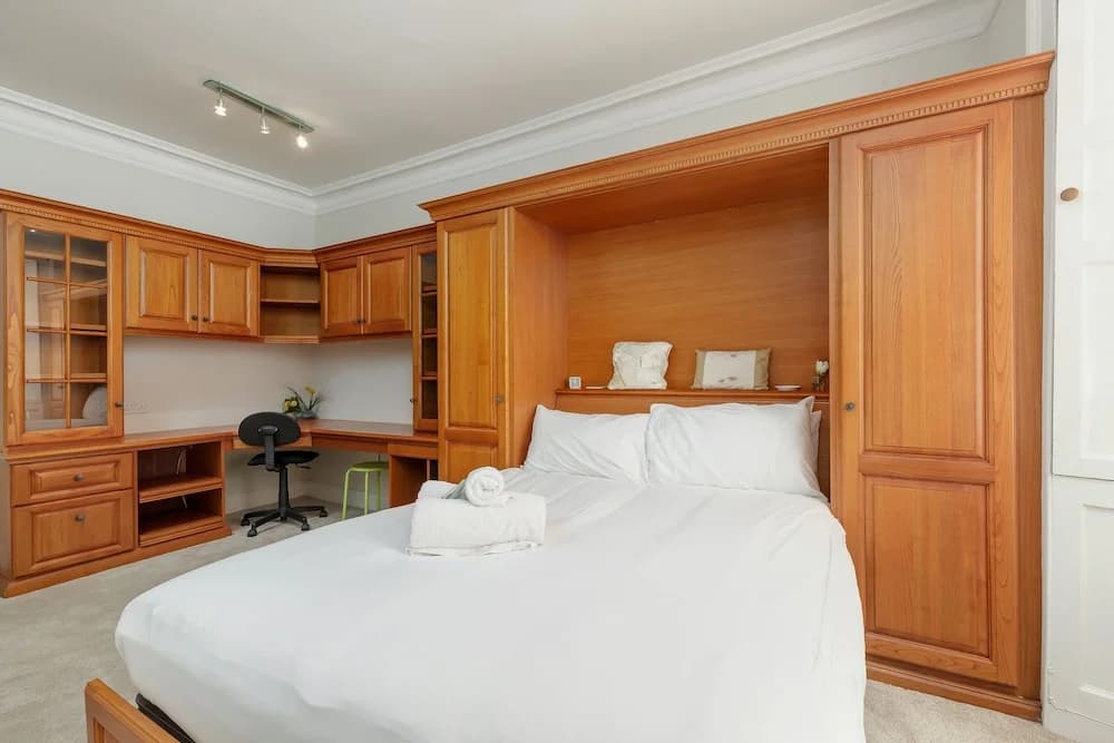 Classic Main Door Entry 2-bedroom New Town Apartment with Garden - photo 5