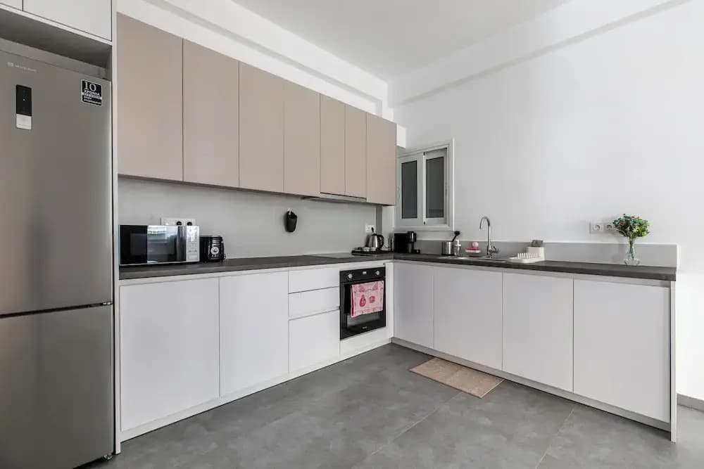 Cozyopolis - Timeless 3-BR in Athens - photo 17