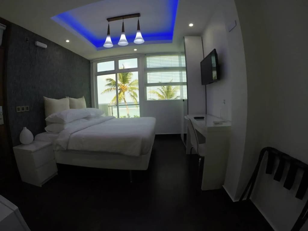 Airport Beach Hotel - photo 2