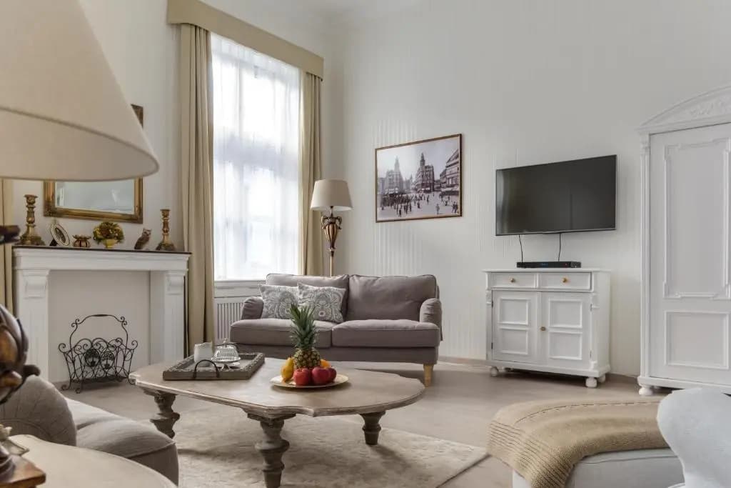 Chestnut & Eliza Suites - Superior Homes - photo 2