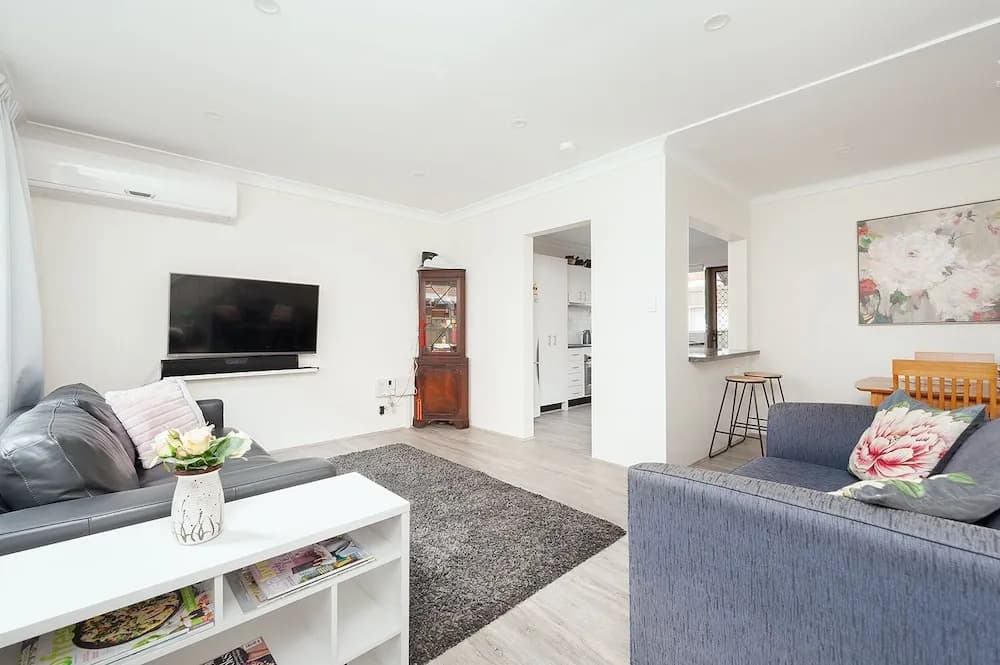 Comfy & Convenient Homebush West - main photo
