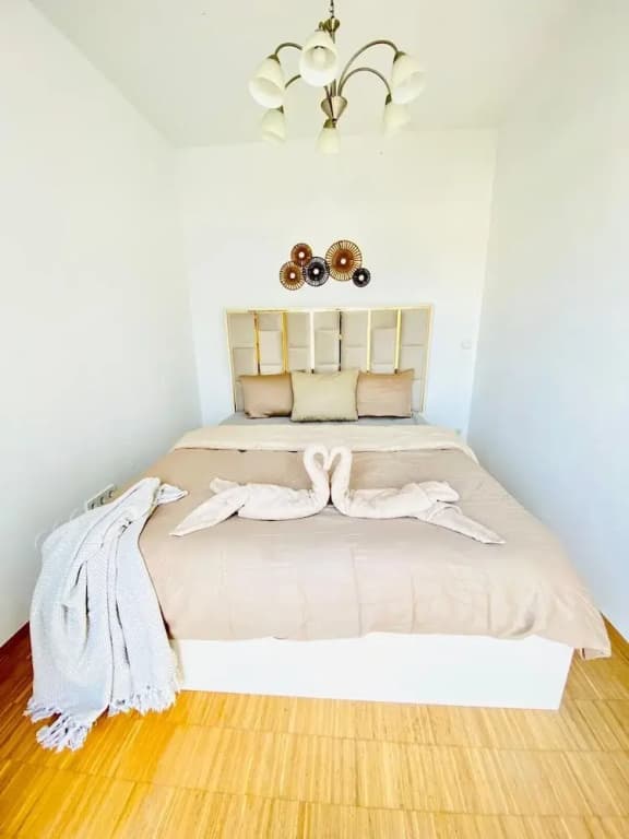 Comfy 3BR Apt With Living Room Balcony - photo 9