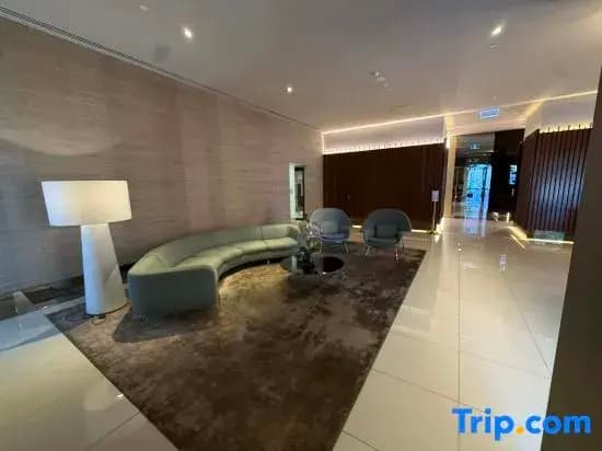 Melbourne Sky-High 2BR City Views & Free Parking - photo 14