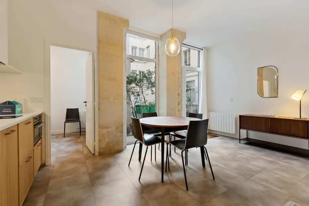 Contemporary & Comfortable 2 Bedroom Apartment in Paris - photo 13