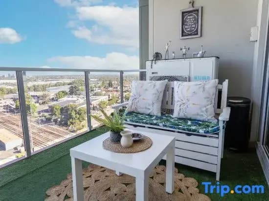 Lovely 2 Bed 2 Bath Apartment | Free Parking | Walk to Train - photo 1