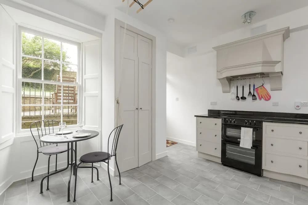 Classic Main Door Entry 2-bedroom New Town Apartment with Garden - photo 4