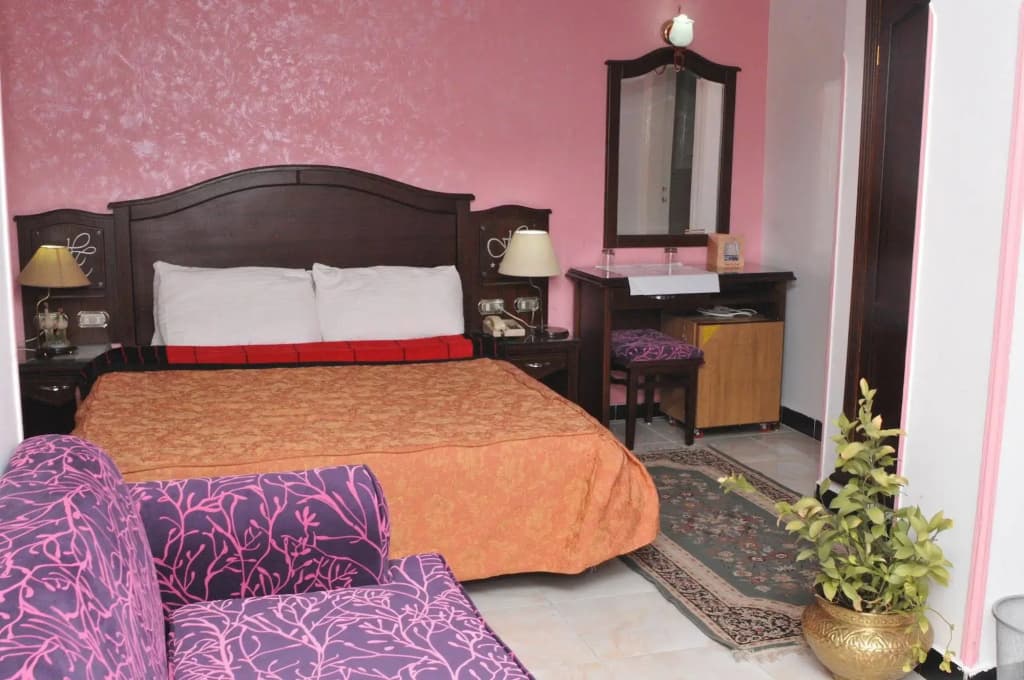 Happy City Hotel - photo 2