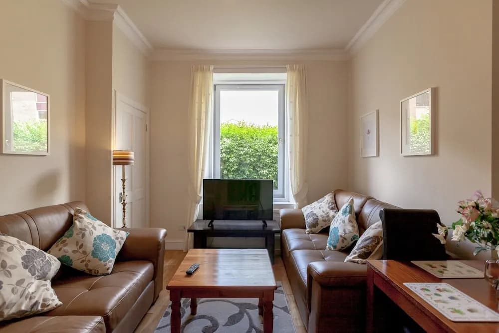1 Bedroom Traditional Leith Flat - photo 2