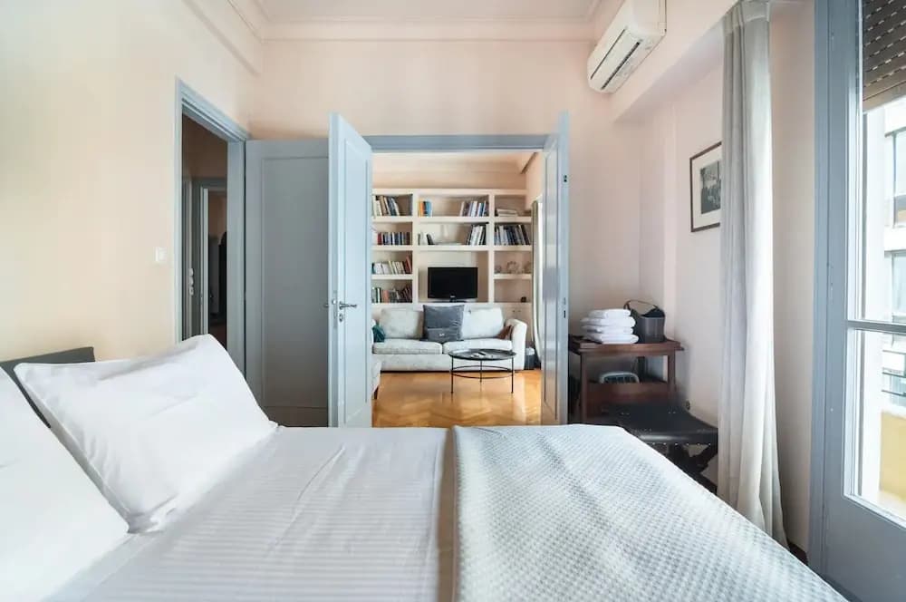 Neoclassical Athenian 2-bed Apt Balcony - photo 2