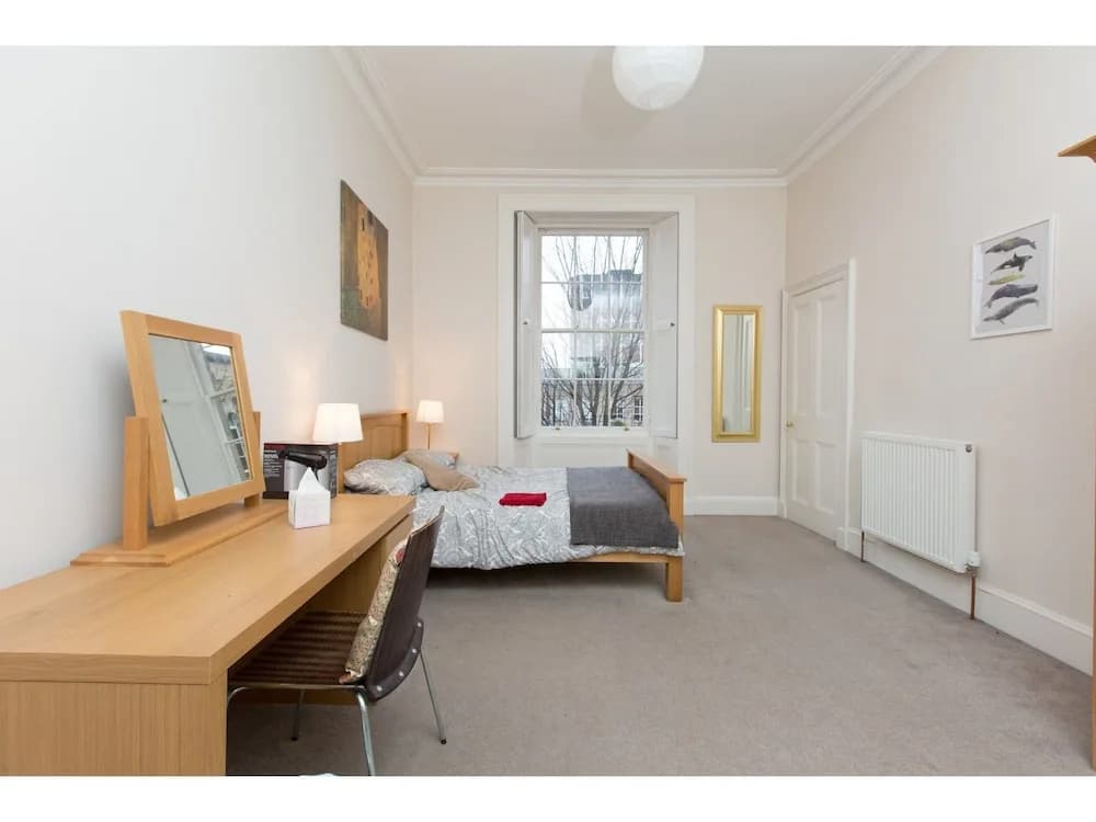 Spacious, Bright 5-br Flat for 10 in Edinburgh - photo 15