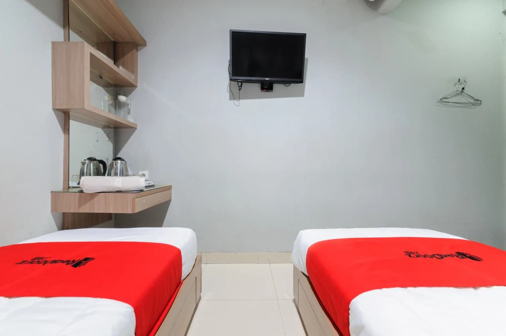 RedDoorz Plus near Grand Indonesia Jakarta - photo 22