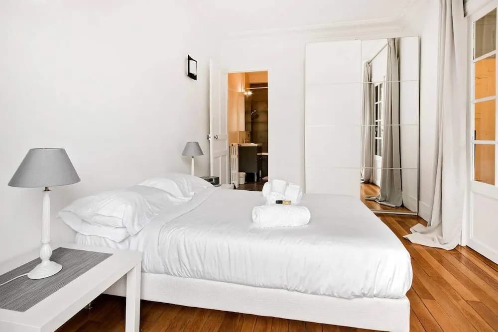 Bright Champerret Apartment Fits 4 in Paris 17th! - photo 4