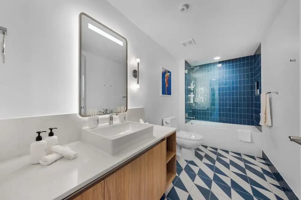 Chic Downtown 1BR with Stunning Views - photo 9