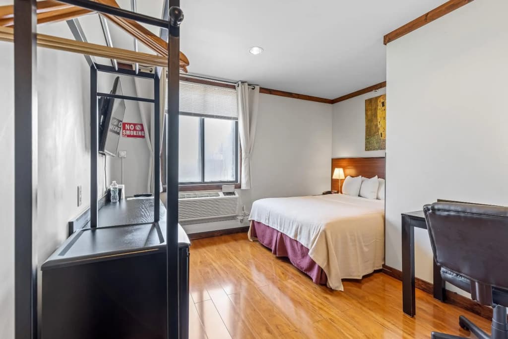 LIC Hotel - photo 4