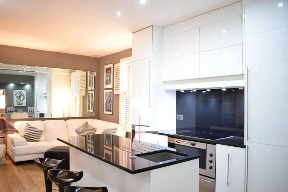 Beautiful Kensington 2 Bedroom Luxury Apartment - photo 11