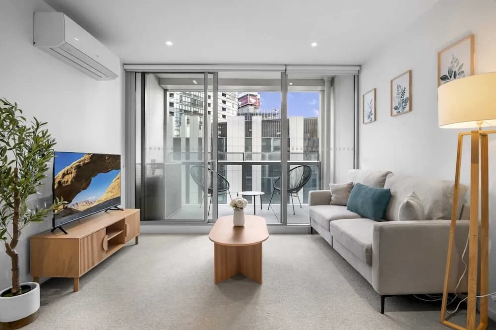 Marina-view 1-bed Apartment in Docklands - photo 3