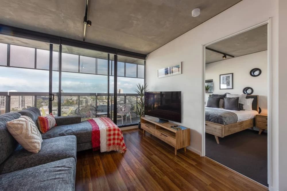 Stylish 2-bed Apt in Southbank With Parking - photo 2
