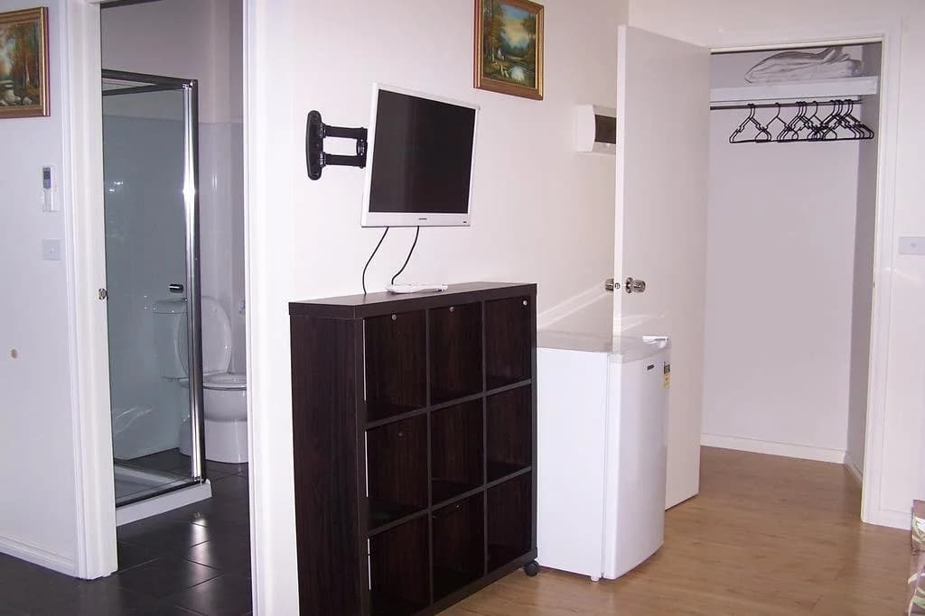 Westside Serviced Apartments - photo 4
