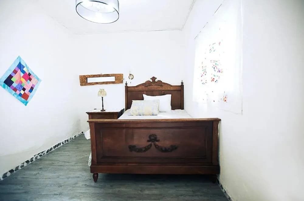Janice's Traditional House - photo 6
