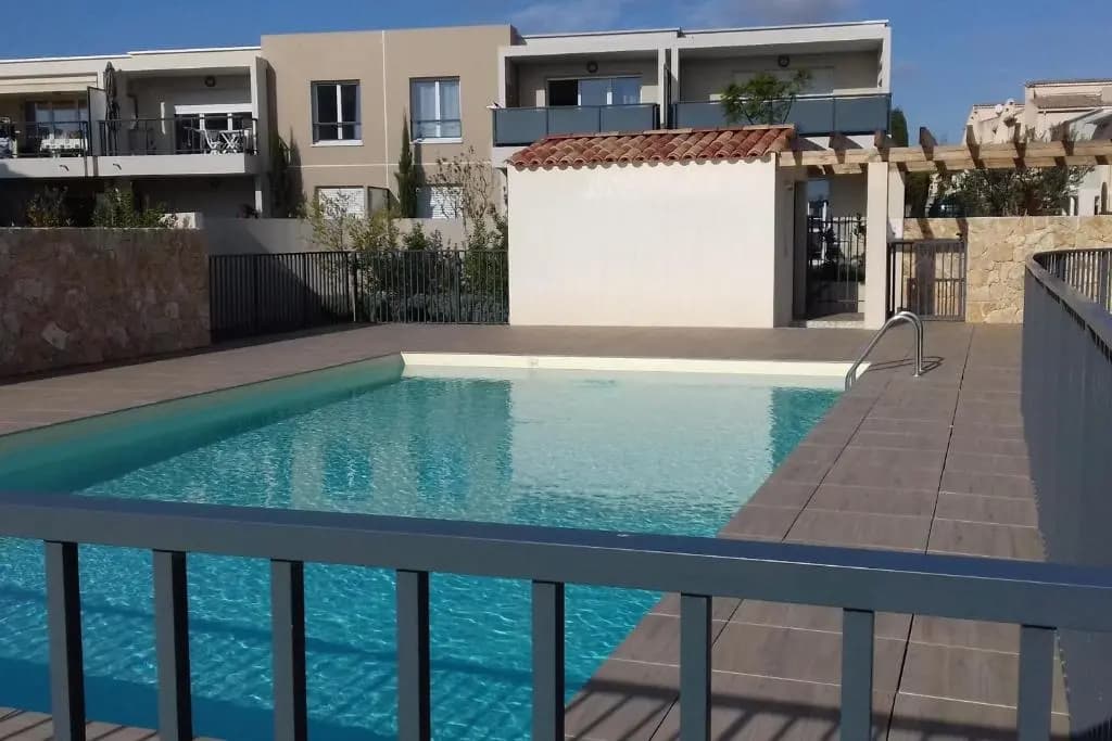 Apartment with swimming pool and garage in a standing residence - main photo