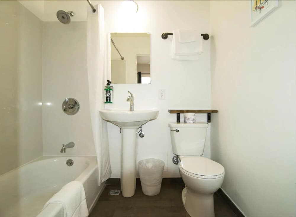 The Bartlett Hotel and Guesthouse - photo 7