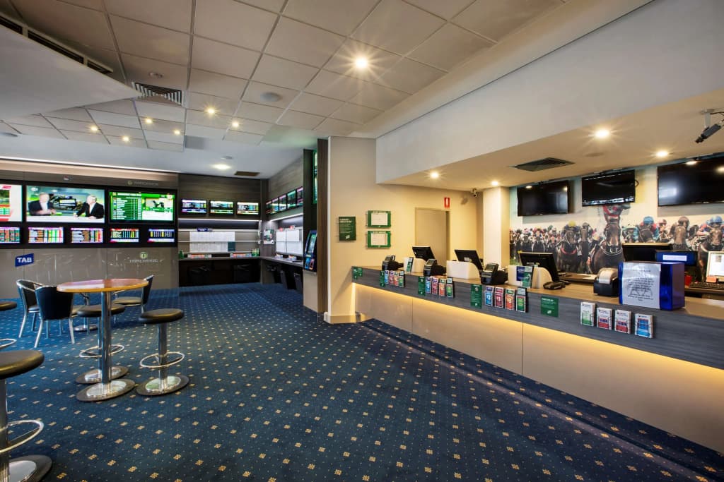 Nightcap at St Albans Hotel - photo 21