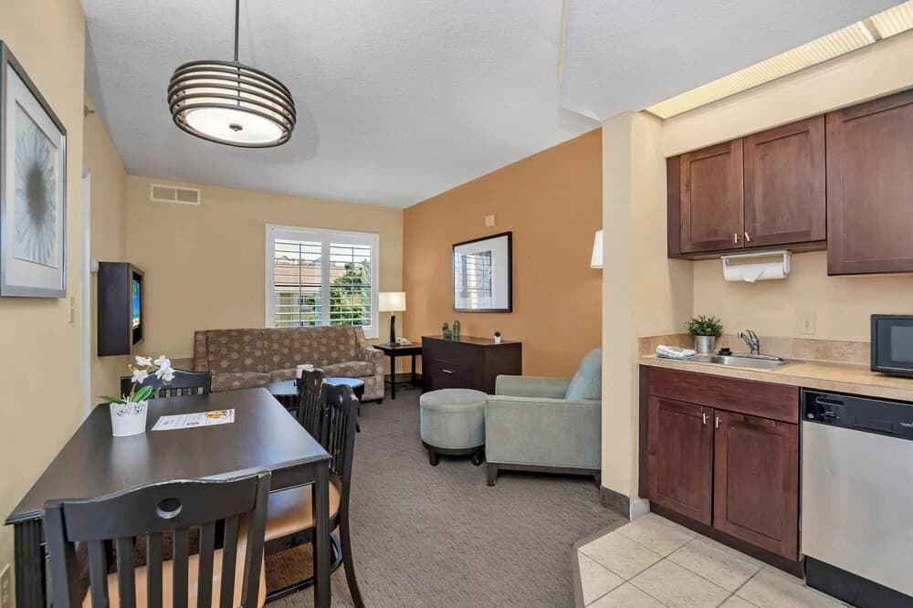 Near Disney - 1BR With Two Queen Beds - With Shared Pool and Hot Tub - photo 19