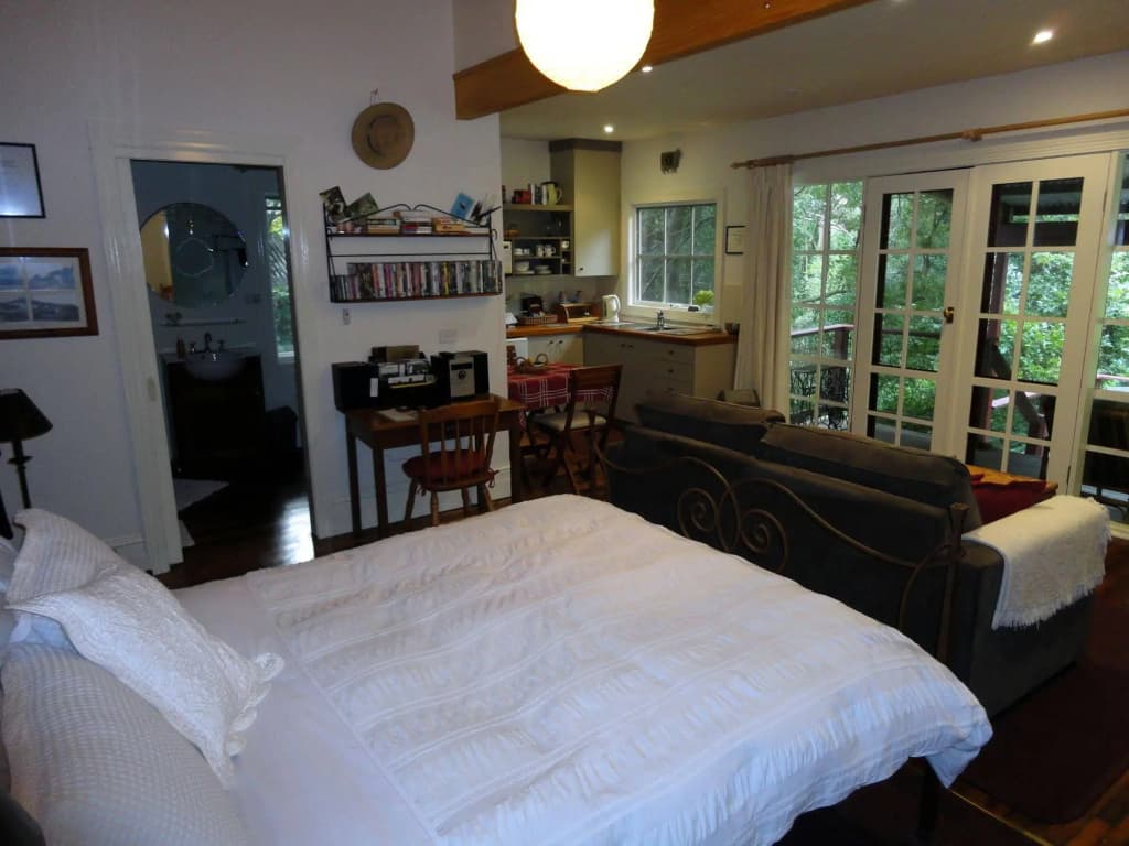 Stones Throw Cottage Bed & Breakfast - photo 3