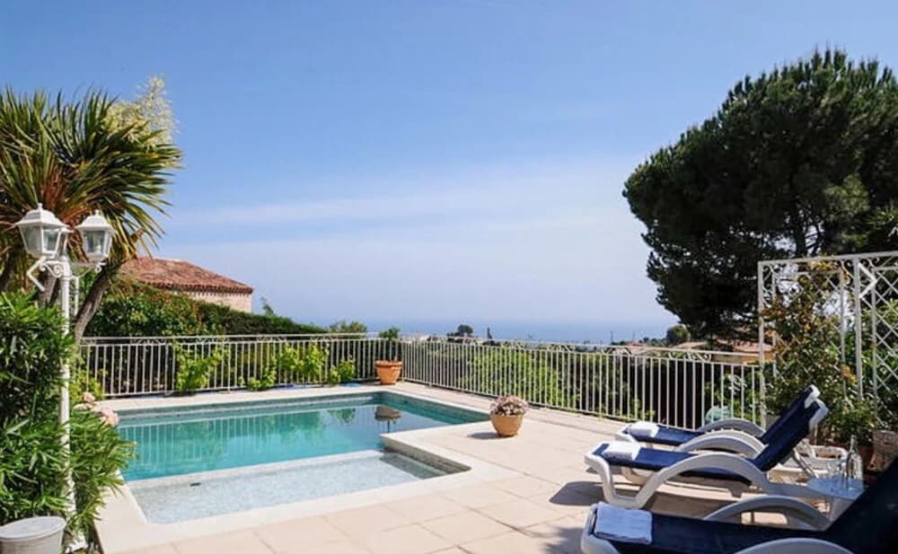 A Gorgeous, 2-bedroom Apartment in a Villa With Beautiful sea View and - photo 11